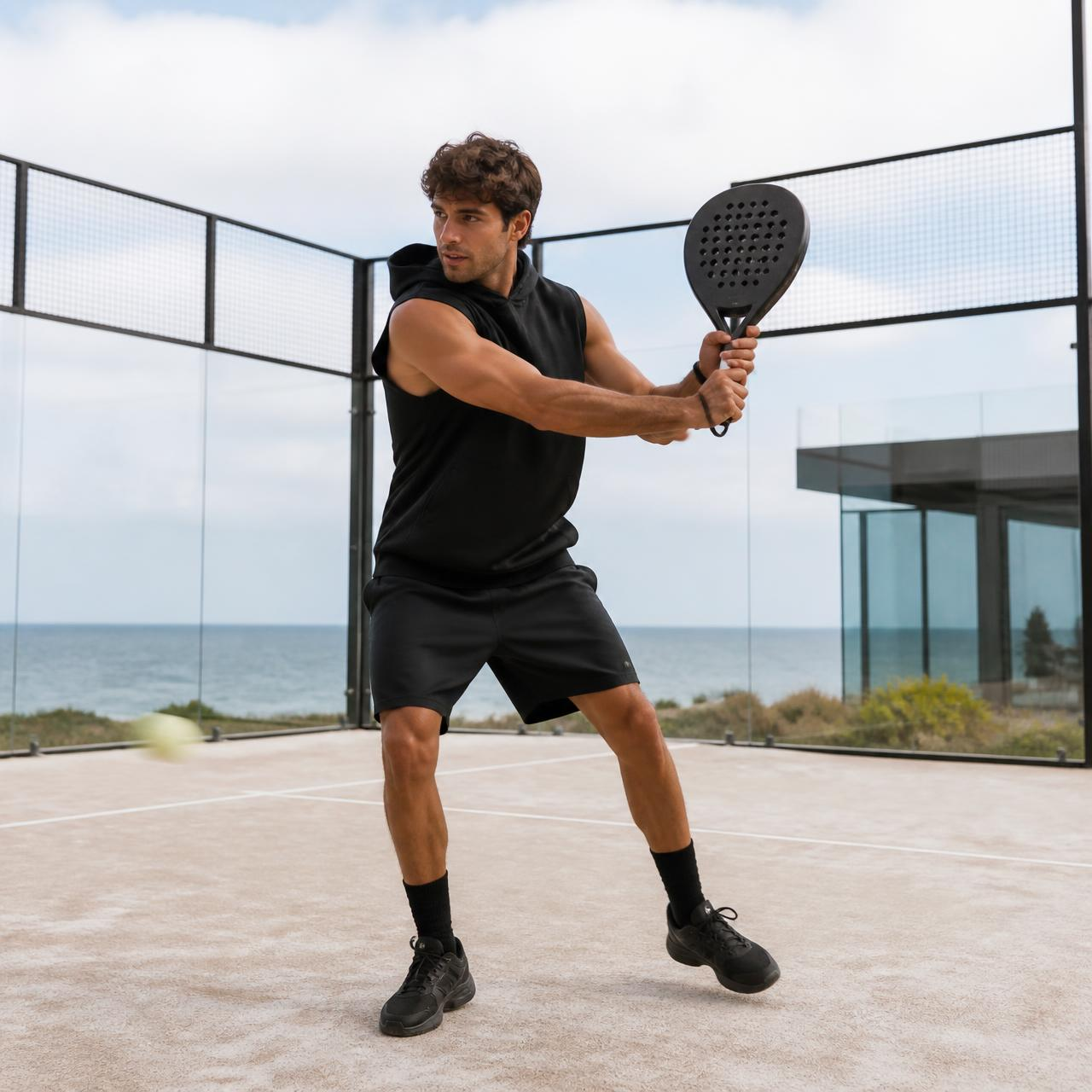 Entrepreneur en tenue Banker's Drop 01 jouant au padel